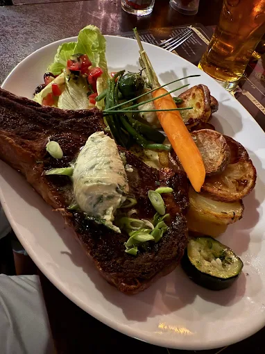 Plat de viande à la Brasserie Pampérigouste
